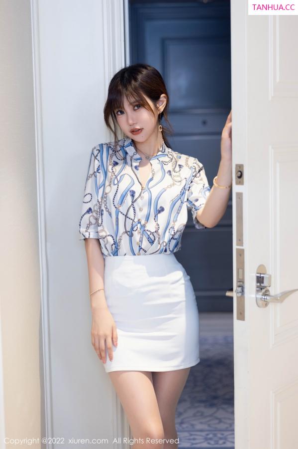 綺裡嘉 绮里嘉 [XiuRen]高清写真图 2022.10.28 No.5775 绮里嘉ula 短裙美腿第3张图片